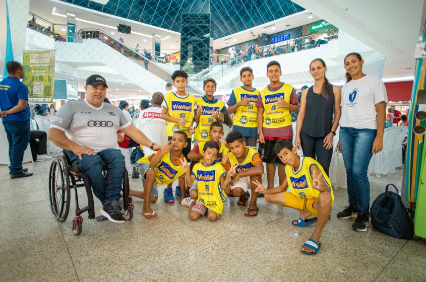 Alunos do projeto Viva Vôlei e equipes da Semtel ao lado do presidente da Confederação Brasileira de Voleibol Sentado, Angelo Alves Neto. Foto: Célio Júnior/Secom Maceió