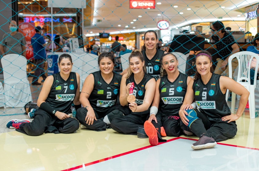 Luiz Fiorese (com a medalha), atleta da seleção brasileira, junto das companheiras do time de voleibol sentado, Aspego, de Goiás. Foto: Célio Júnior/Secom Maceió