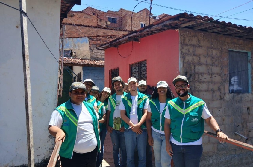Educadores ambientais durante trabalho de conscientização. Foto: Tháchyna Lorena/ Ascom Alurb