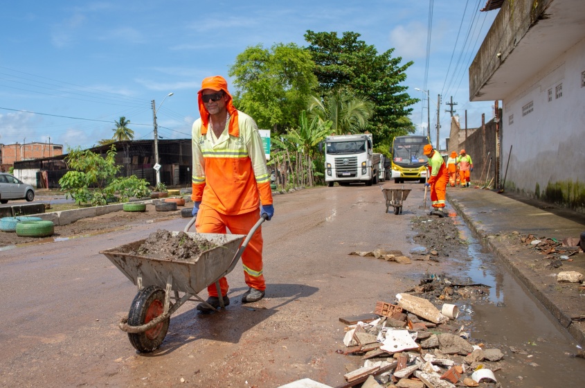 Quando chove, os resíduos acumulam-se no sistema de drenagem, promovendo alagamentos de ruas e causando transtornos à população. Foto: Juliete Santos/Secom Maceió