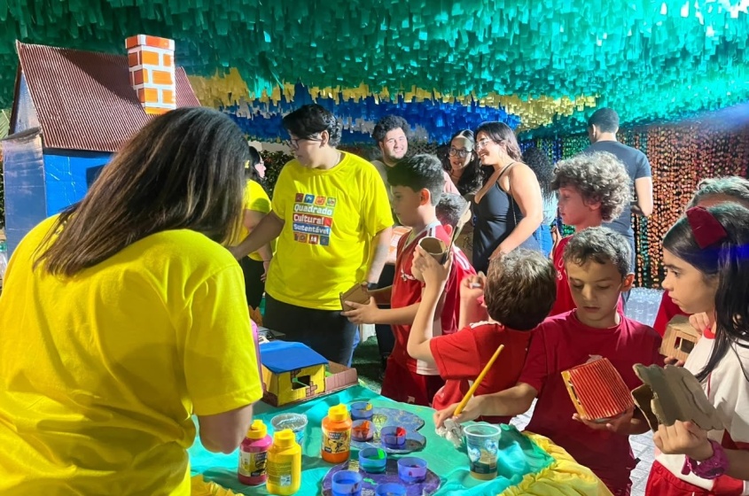 Crianças receberam brinquedos feitos com materiais recicláveis. Foto: Ascom Alurb
