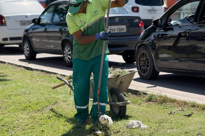 Mutirão de limpeza em canteiro principal da Avenida Lourival Melo Mota. Foto: Walisson Vieira/Ascom Alurb