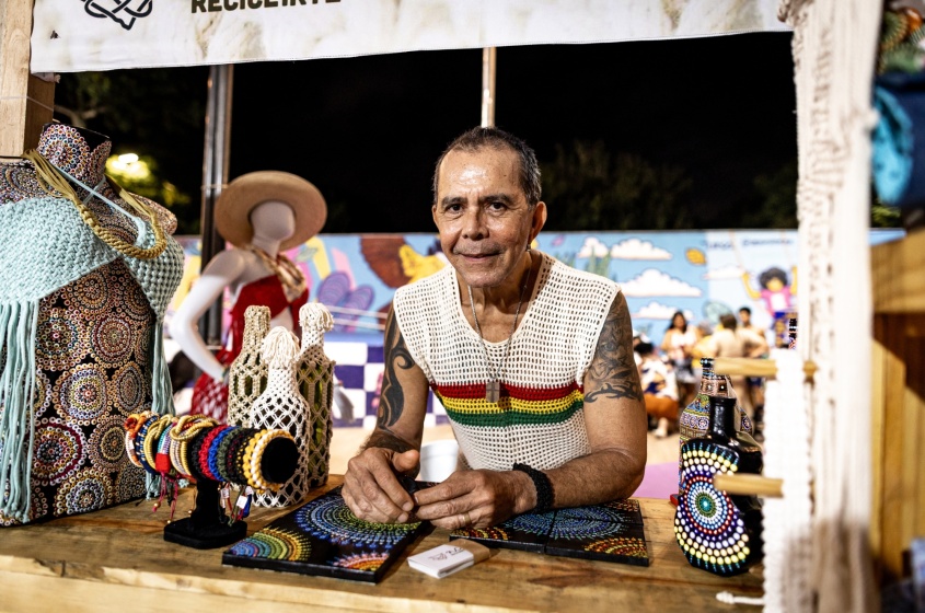 Nilton Cícero expondo seus artesenatos na 1º Feira da Longevidade. Foto: Alisson Frazão/Secom Maceió