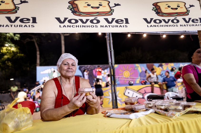 Verônica Lopes em sua barraquinha na 1º Feira da Longevidade. Foto: Alisson Frazão/Secom Maceió
