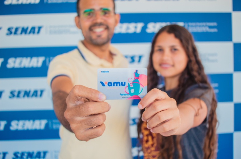 Everaldo Filho e Laura Maria beneficiados com a gratuidade no transporte. Foto: Evinho Silva/Ascom SMTT