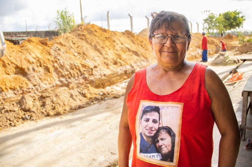 Moradora acompanha de perto as obras no bairro da Cidade Universitária. Foto: Júnior Bertoldo/Secom Maceió.