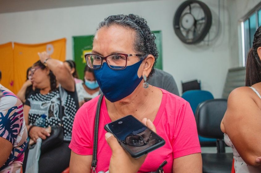 Valdete recebeu o cartão e disse que já utilizaria para uma consulta ainda hoje. Foto: Evinho Silva/Ascom SMTT