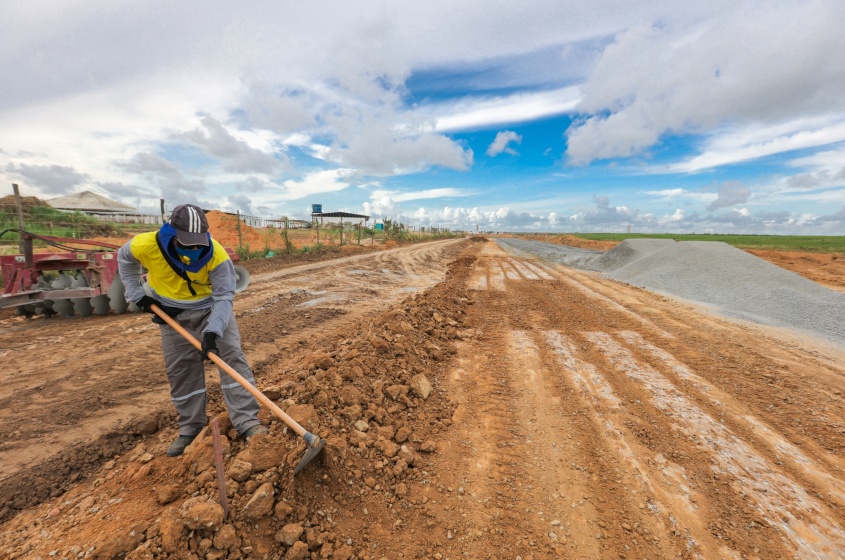Operários seguem trabalhando em um novo trecho da via. Foto: Itawi Albuquerque/Secom Maceió.