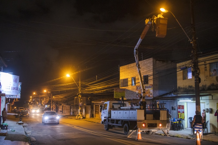 Equipe executando manutenção em luminárias da Chã de Bebedouro. Foto: Matheus Alves/Ascom Sima