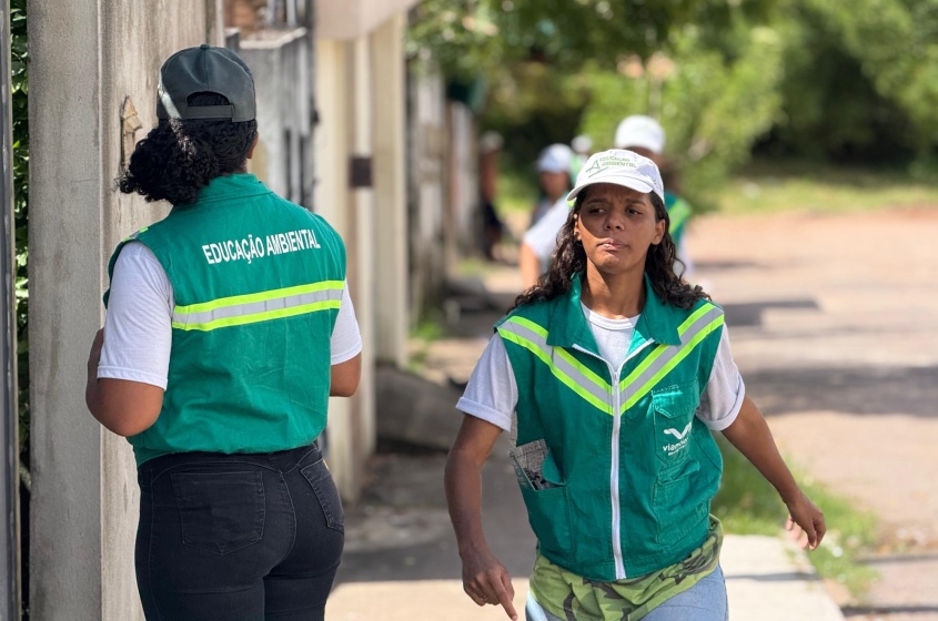Trabalho porta a porta é feito todos os dias pelos educadores ambientais. Foto: Walisson Vieira/Ascom Alurb