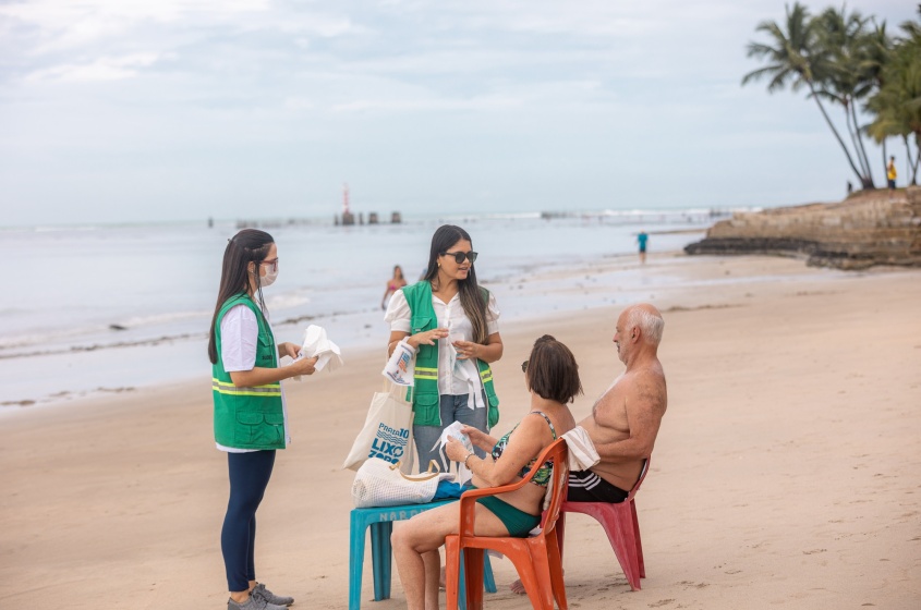 Orientações visavam informar a forma correta de descartar seu resíduo. Foto: Itawi Albuquerque/Secom Maceió