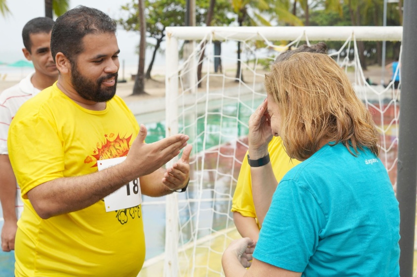 Kleverson Oliveira agradece, em libras, apoio da Prefeitura de Maceió e de Patrícia Mourão com a promoção de mais uma edição do projeto. Foto: Émile Valões / Ascom Semtel