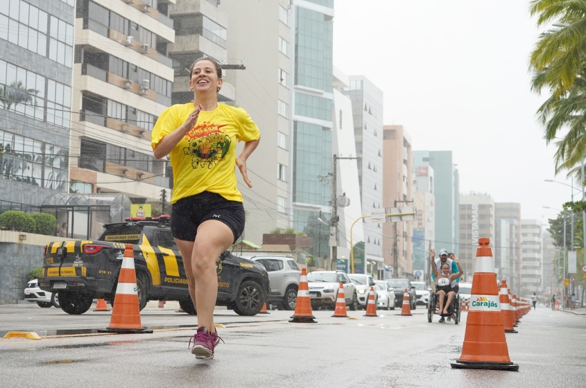 Além de dança com os alunos da Associação de Surdo da capital, Kelly se aventurou na corrida acessível na Praça Geronimo Siqueira. Foto: Ascom Semtel