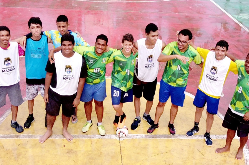 Edson Ribeiro, de óculos, revelou que está na Associação de Surdos de Maceió há quatro anos e graças ao incentivo de amigos passou a atuar como goleiro do time de futsal. Foto: Émile Valões / Ascom Semtel