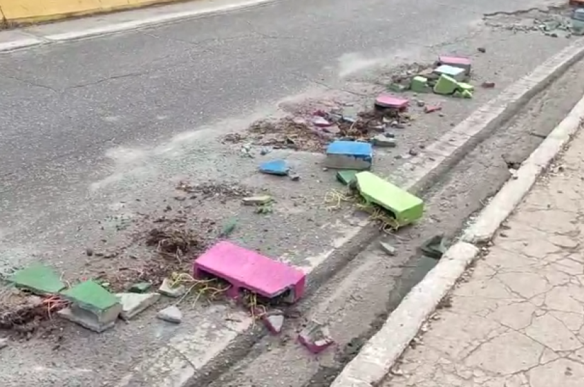 Partes das caqueiras destruídas foram jogadas no asfalto. Foto: Ascom Alurb