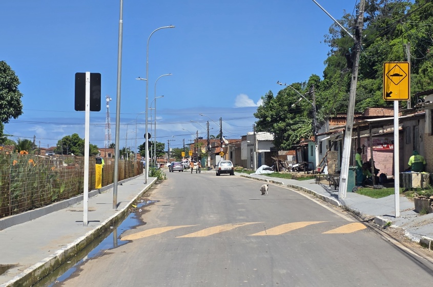 Rua Diegues Júnior, principal via do Vale, agora asfaltada. Foto: Beto Macário/Secom Maceió