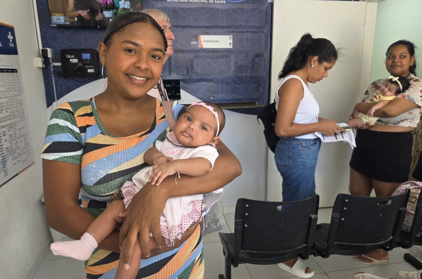 Ketily do Nascimento e sua filha de apenas dois meses de idade, na USF Reginaldo. Foto: Beto Macário/Secom Maceió