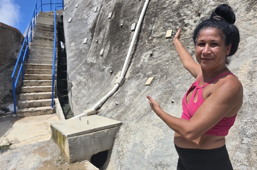 Cleonice Amaral na encosta próxima à sua residência, com estrutura de contenção pronta e escadaria revitalizada. Foto: Beto Macário/Secom Maceió