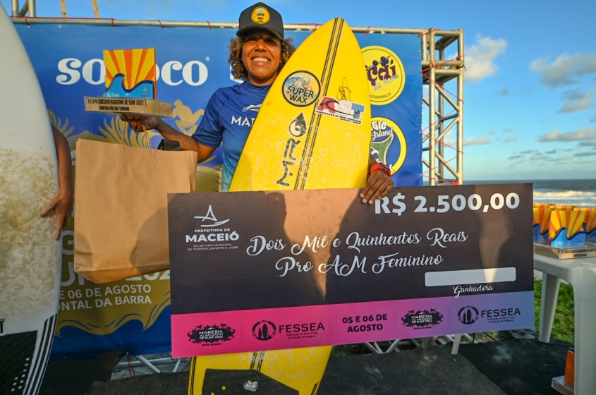 Erika pratica surf desde os 15 anos e nunca havia conquistado premiação. Foto: Maivan Fernandez / Secom Maceió