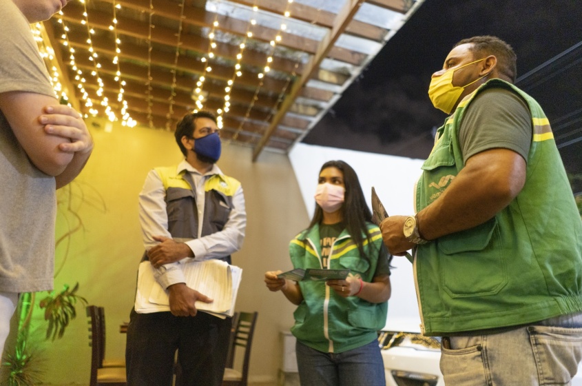 Comerciantes receberam instruções de como descartar corretamente. Foto: Émile Valões/Secom Maceió