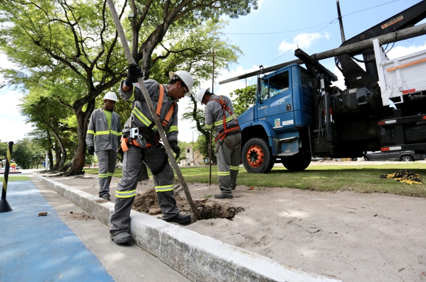 Lâmpadas substituídas beneficiam moradores do Vergel e Gama Lins. Foto: Jônatas Medeiros.