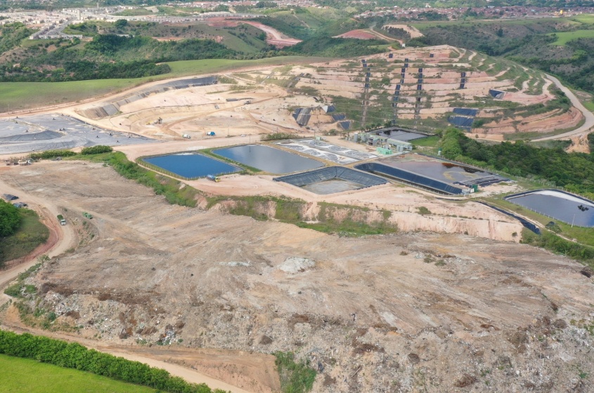 O líquido escuro resultante da decomposição do lixo se transforma em água limpa. Foto: Ascom CTR