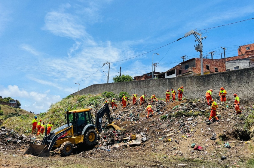 Reforço na limpeza da comunidade. Foto: Ascom Alurb