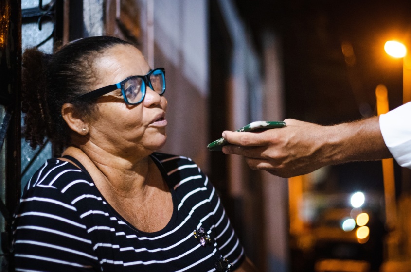 Dona Josefa  estava com a luz apagada há um mês e não tinha ligado para solicitar reparo no Disque Luz. Foto: Matheus Alves / Ascom Sima