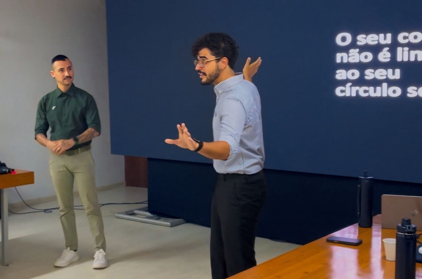 Os gerentes do TikTok Leandro Albuquerque (à esquerda) e Wooley Allan (à direita) mostraram como a plataforma é simples e eficiente para informar bem a população. Foto: Winicius Correia / Ascom Sedciti.