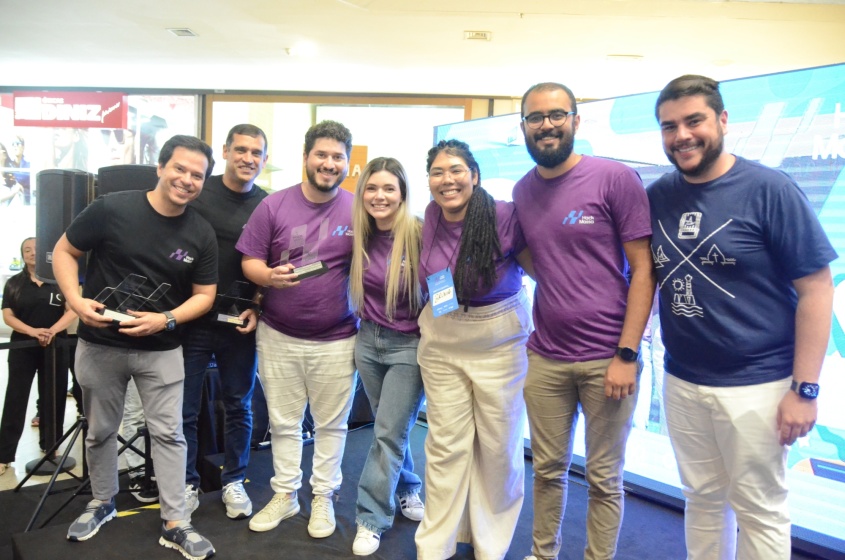 De roxo, da esquerda para a direita, os integrantes da Equipe 7: Matheus Amorim, Monique Costa, Bruna Alves e Fabrício Soares. Foto: Beto Macário