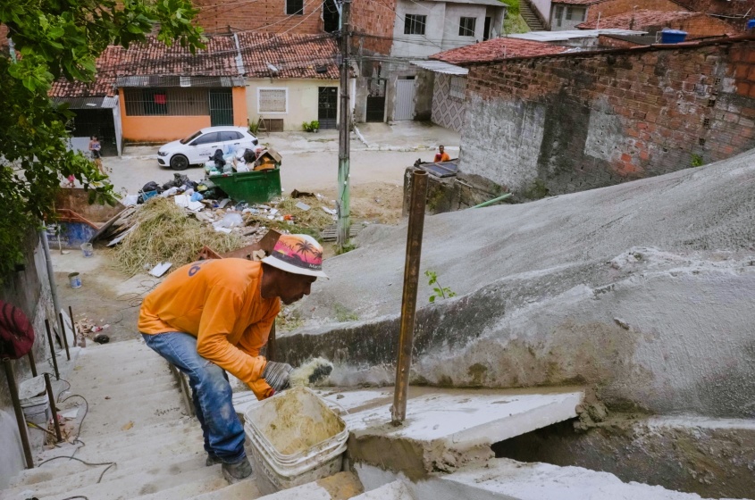 Obras na escadaria pelo Brota na Grota. Foto: Gabryel Andrade/ Ascom Seminfra