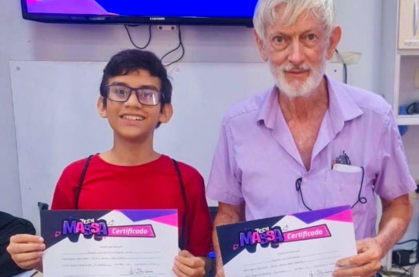Diferentes gerações, a mesma busca pelo conhecimento: Miguel e seu neto com seus certificados do Tech Massa. Foto: cortesia