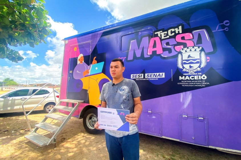 Quando o sonho se transforma em realidade: Pedro com seu certificado do curso de informática. Foto: David Silas/Ascom Sedigi.