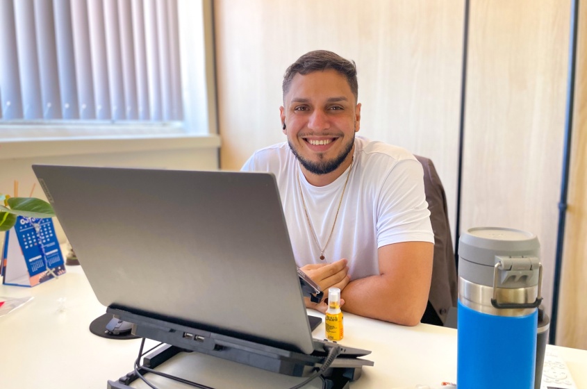 Para Álvaro, o serviço público vai além da burocracia e se transforma em uma chance de ajudar a população. Foto: Winicius Correia / Ascom Sedigi.