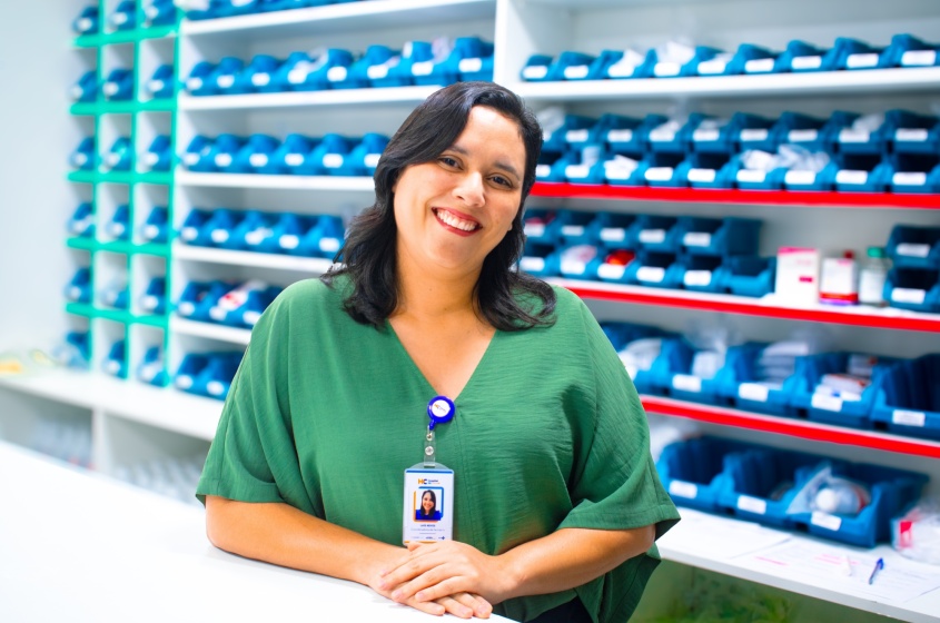 Laís das Neves, coordenadora da Farmácia do Hospital da Cidade, reforça o papel essencial do farmacêutico na segurança do paciente.  Foto: David Silas/ Ascom Maceió Saúde
