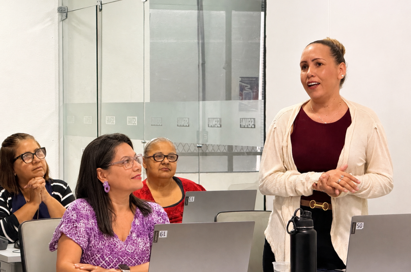 A aluna Aryanne Alcântara (em pé) ressaltou a importância da tecnologia para os empreendedores. Foto: Winicius Correia/Ascom Sedigi.