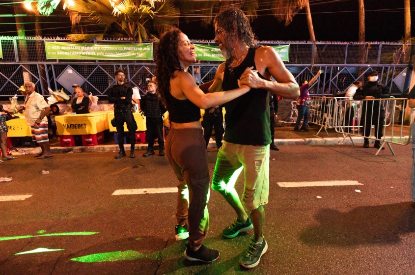 Casal Nice e Wellington aproveitaram a noite de festa no Benedito Bentes. Foto: Victor Vercant/Secom Maceió.