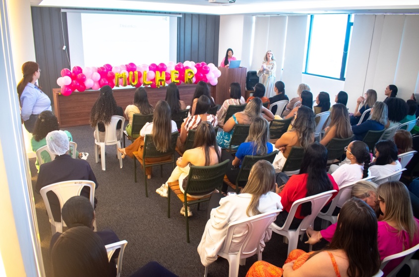 Momento de homenagem às mulheres que fazem o cuidado acontecer todos os dias, com atenção, carinho e comprometimento com cada paciente. Foto: David Silas/Ascom Maceió Saúde