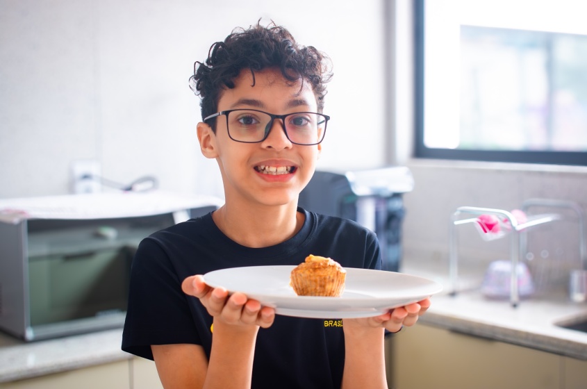 Entre ingredientes, aromas e novas descobertas, crianças e adolescentes participaram de uma oficina de terapia alimentar que estimula habilidades motoras, comunicação e desenvolvimento sensorial. Foto: David Silas/Ascom Maceió Saúde