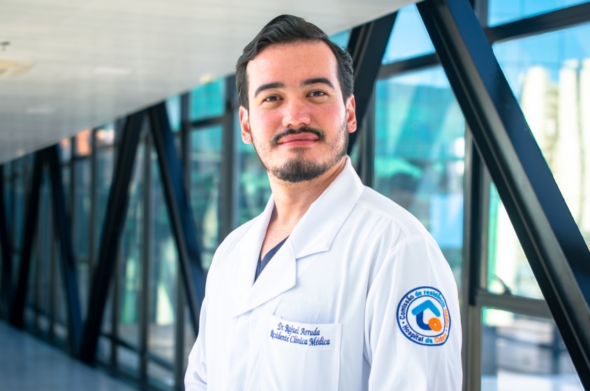 Médico residente Rafael Arruda destaca a estrutura do HC e o acesso a exames de alta complexidade como diferenciais para a formação. Foto: David Silas/Ascom Maceió Saúde