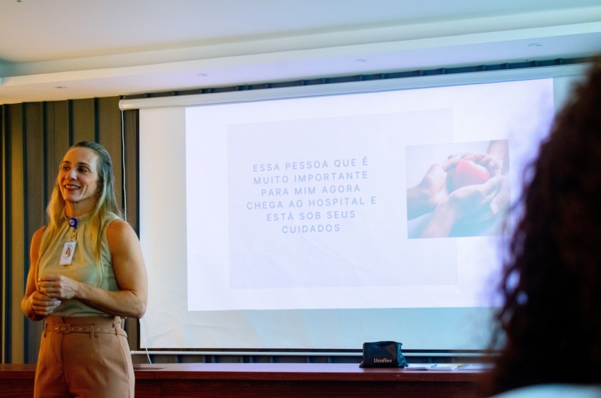 Psicóloga hospitalar Fabiana Bitu conduziu reflexões sobre empatia, comunicação clara e acolhimento, ressaltando o impacto do primeiro contato na experiência do paciente. Foto: David Silas/ Ascom Maceió Saúde