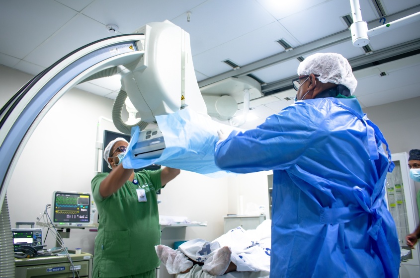 Estrutura do Serviço de Hemodinâmica do Hospital da Cidade conta com equipamentos de alta tecnologia e equipe especializada para realização de procedimentos cardiovasculares e vasculares. Foto: David Silas/ Ascom Maceió Saúde