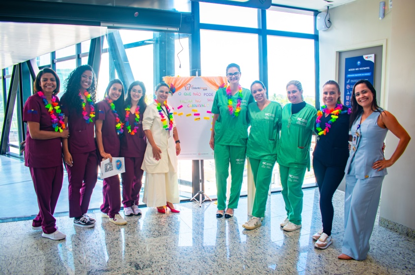 Iniciativa da Odontologia Hospitalar leva informações de saúde e prevenção para pacientes, acompanhantes e colaboradores durante o Carnaval. Foto: David Silas/ Ascom Maceió Saúde