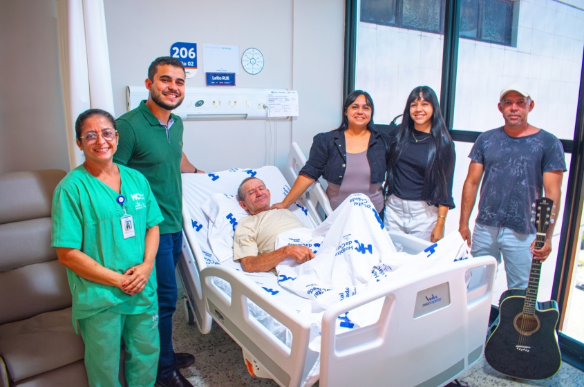 Equipe do hospital acompanha emocionada, mostrando que cuidado vai além da medicina e envolve acolhimento. Foto: David Silas/ Ascom Maceió Saúde
