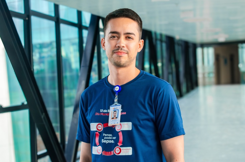 Enfermeiro Pablo Ferro, do Núcleo de Educação Permanente, destaca a importância da capacitação contínua para fortalecer o raciocínio clínico da equipe de enfermagem. Foto: David Silas/ Ascom Maceió Saúde