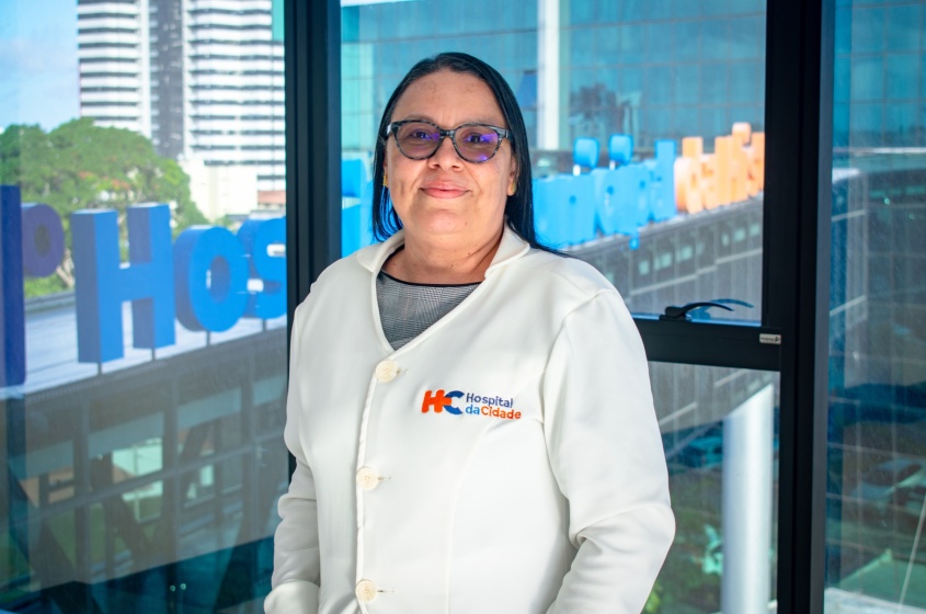 Dra. Silvia Melo, coordenadora da Obstetrícia do Hospital da Cidade, à frente de uma assistência baseada em protocolos, segurança materno-fetal e cuidado humanizado. Foto: David Silas/Ascom Maceió Saúde