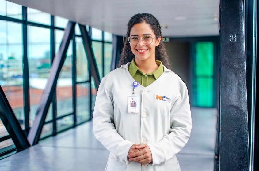 Enfermeira Paula Souza reforça a importância da identificação correta dos pacientes como medida essencial para a prevenção de erros e promoção da segurança assistencial. Foto: David Silas/Ascom Maceió Saúde
