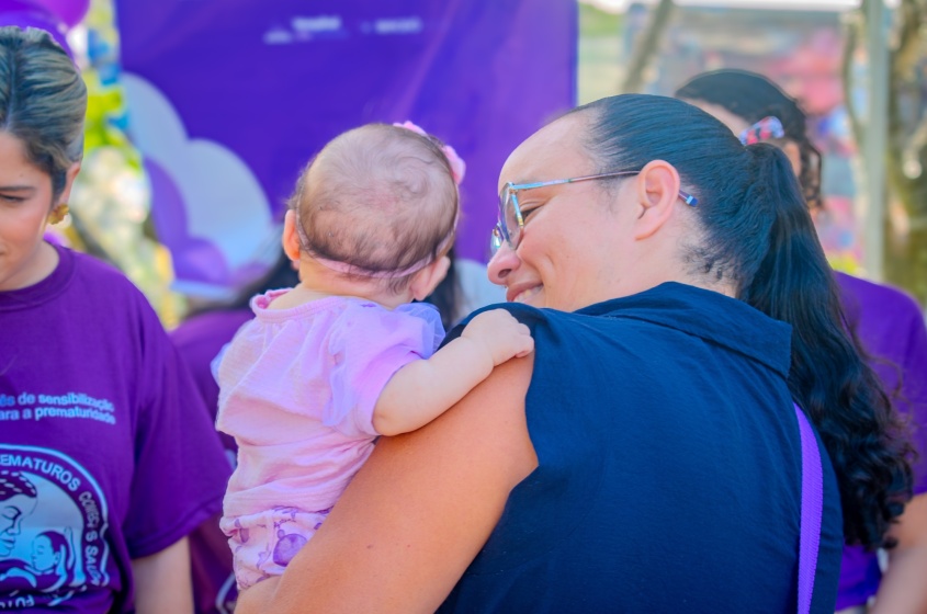 Mãe de bebês prematuro, Avanny Oliveira relata vivência, destacando a força da maternidade e o impacto do cuidado humanizado oferecido pela equipe do HC. Foto: David Silas/ Ascom Maceió Saúde