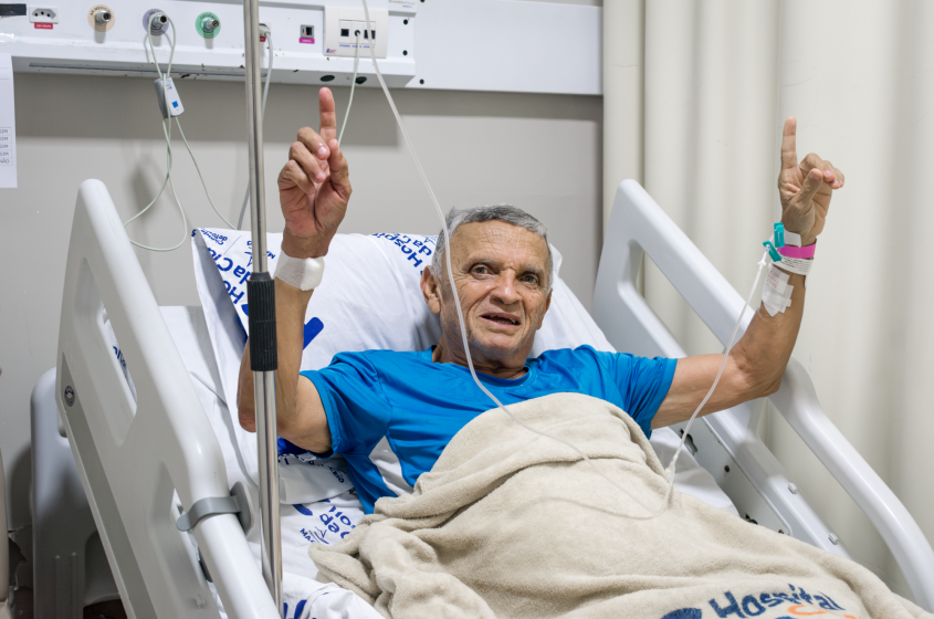 Eronilton Cirino Vieira, 66 anos, destaca acolhimento e dedicação dos profissionais do Hospital da Cidade durante internação, ressaltando o cuidado recebido ao longo do tratamento. Foto: David Silas/ Ascom Maceió Saúde