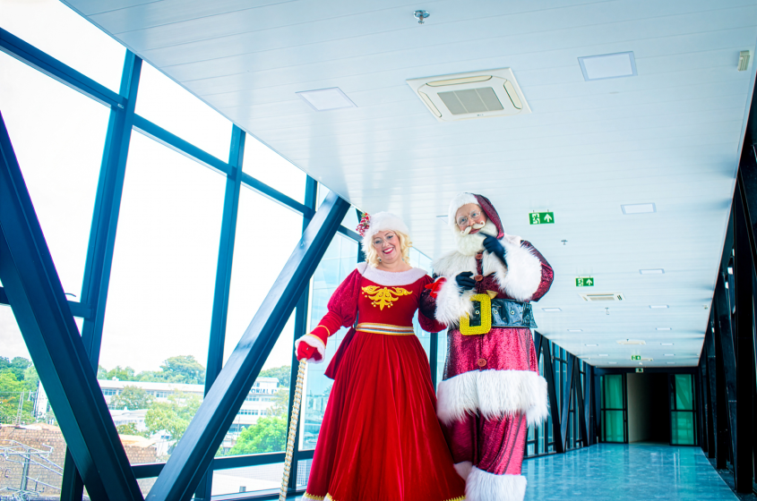 Papai e Mamãe Noel chegam para entregar presentes, trazendo alegria e mostrando o cuidado humanizado do Hospital da Cidade. Foto: David Silas/Ascom Maceió Saúde